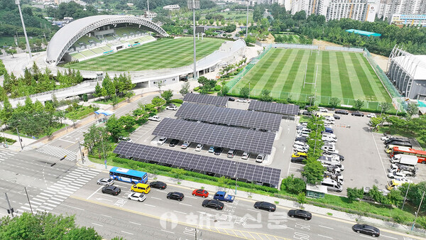 ▲인천 남동경기장 주차장에 조성된 시민참여형 태양광발전시설.