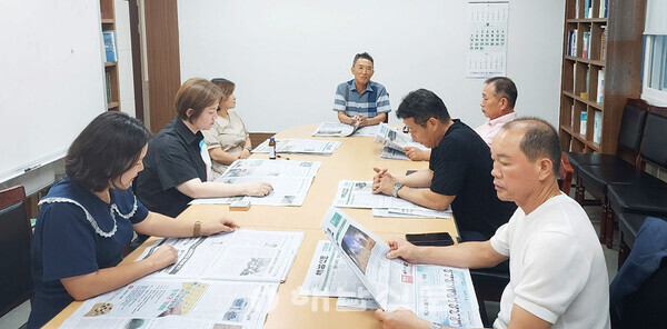 ▲해남신문 제18기 독자위원회 8월 회의가 지난 1일 본사 회의실에서 열렸다.