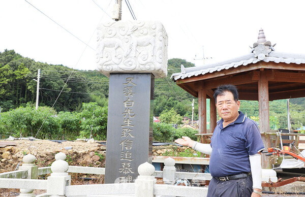 ▲마을 서당 금산재에서 공부했던 문화식 씨가 우계 백치선 선생 추모비를 안내했다.
