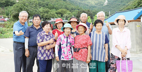 ▲지난 2일 북평면 금산마을 주민들이 모여 사진을 찍었다.