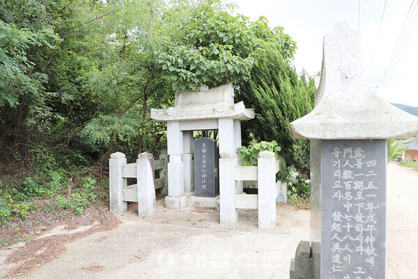 ▲금산재 훈장의 덕을 기리는 비와 선사제단.