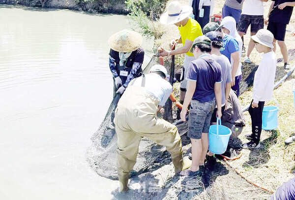 ▲하야사키나이코 내호에서 아이들과 주민들의 참여한 가운데 낚시대회가 열렸다.