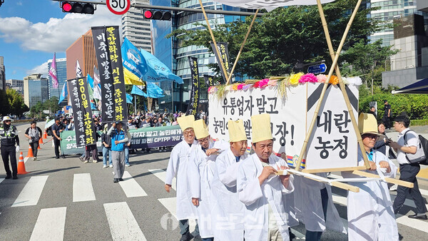 ▲18일 서울역 앞에서 쌀값 대책 마련을 촉구하는 전국농민대회가 열려 상여 가두행진을 벌였다. (사진 제공=해남군농민회)