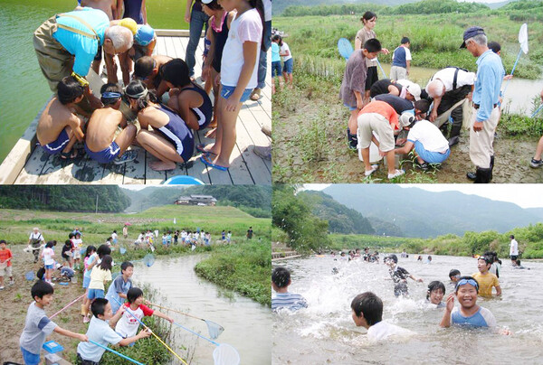 ▲인근 초등학교 학생들이 아자메노세 습지에서 체험활동을 하고 있다.