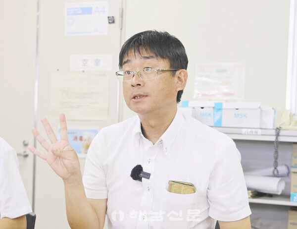 ▲다케오 하천사무소의 가타후치 히로토시 과장.