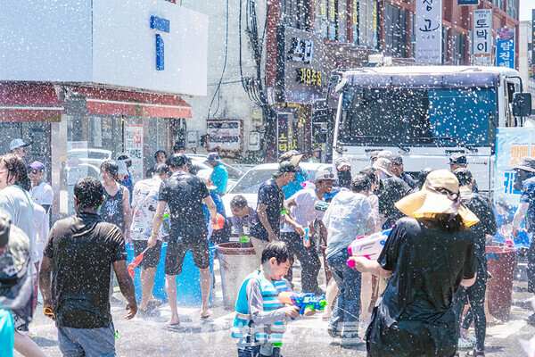 ▲장흥읍내 시내길을 차 없는 거리로 만든 후 주민과 관광객이 함께 즐기는 글로벌 살수대첩 퍼레이드.