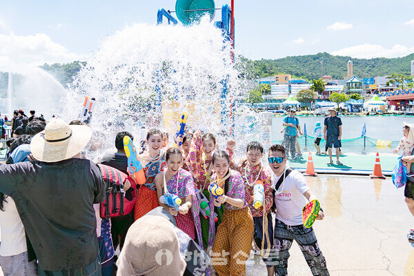 ▲장흥 물축제장을 찾은 방문객들이 시원하게 쏟아지는 물줄기를 맞으며 더위를 식히고 있다.