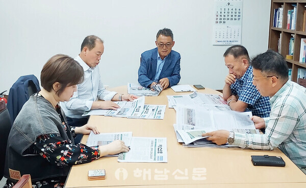 ▲해남신문 제18기 독자위원회 9월 회의가 지난달 29일 본사 회의실에서 열렸다.