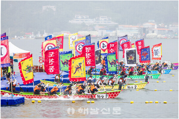 ▲거북선 노젓기 대회 출전팀들이 힘차게 노를 젓고 있다.