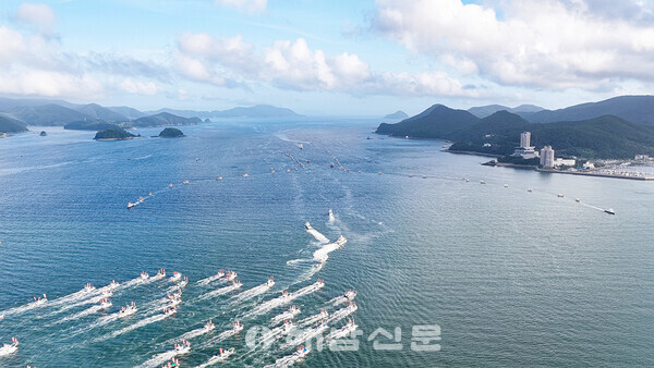 ▲한산도 앞바다에서 펼쳐진 한산해전 재현에서 학익진을 선보였다.