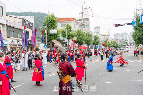 ▲승전 퍼레이드에서 공연이 펼쳐지고 있다.