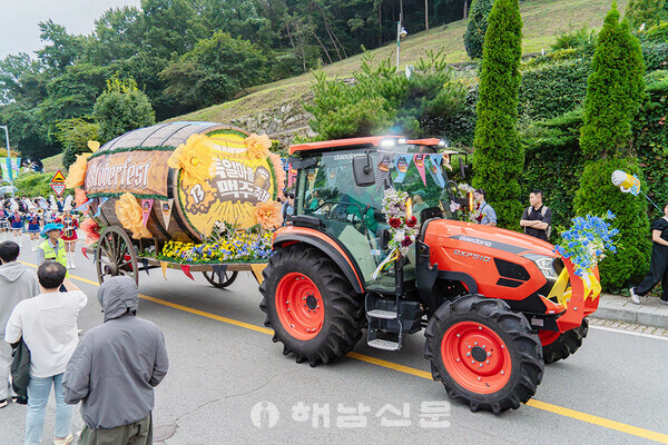 ▲제13회 남해 독일마을 맥주축제에서 다양한 참가자들이 거리를 행진하는 퍼레이드가 진행됐다.(3)