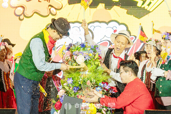 ▲남해군수가 오크통을 개방하는 퍼포먼스를 하고있다.