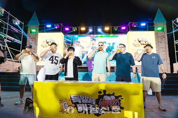 ▲맥주 빨리 마시기 대회 참가자들.