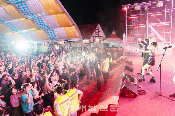 ▲흥겨운 공연과 맥주를 즐기는 옥토퍼나이트.