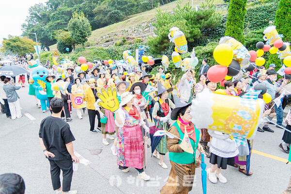 ▲제13회 남해 독일마을 맥주축제에서 다양한 참가자들이 거리를 행진하는 퍼레이드가 진행됐다.(1)