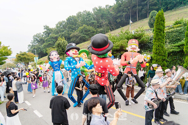 ▲제13회 남해 독일마을 맥주축제에서 다양한 참가자들이 거리를 행진하는 퍼레이드가 진행됐다.(2)