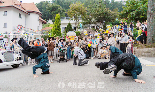 ▲제13회 남해 독일마을 맥주축제에서 다양한 참가자들이 거리를 행진하는 퍼레이드가 진행됐다.(4)