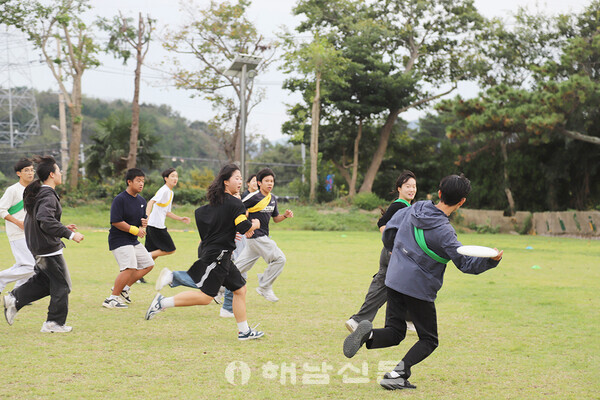 ▲북평중 학생들이 지난 21일 수업이 끝나고 학교 운동장에서 플라잉디스크 연습을 하고 있다.