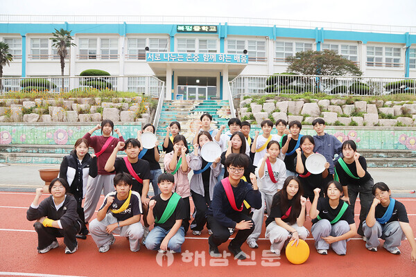 ▲지난 21일 북평중 학생들이 플라잉디스크를 연습한 뒤 기념사진을 찍었다.