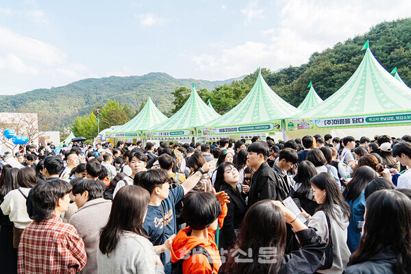 ▲사명대사공원 부스 구역. 전국 김밥업체들이 참여해 다양한 김밥 메뉴를 선보였지만 인파가 몰려 어느 부스의 줄인지 조차 알기 어려웠다.