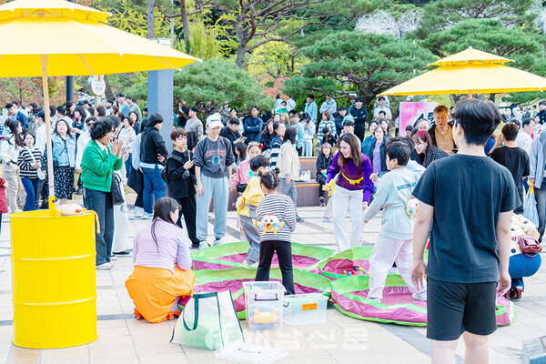 ▲직지문화공원 중앙광장에서 열린 가족 체험 프로그램에서 아이들과 부모가 함께 게임을 즐기고 있다.