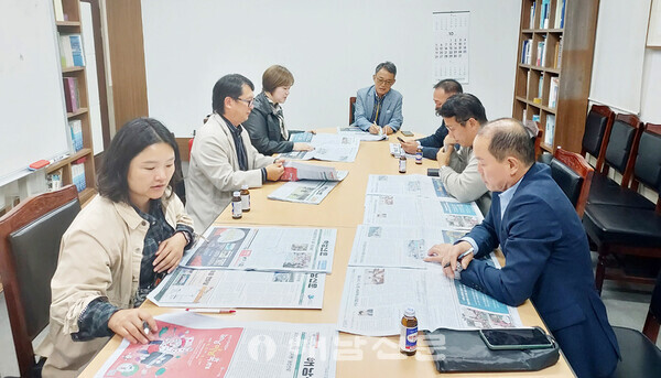 ▲해남신문 제18기 독자위원회 10월 회의가 지난 27일 본사 회의실에서 열렸다.