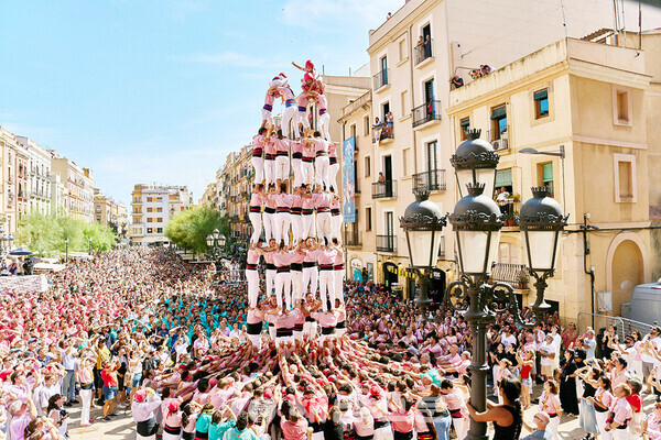 ▲산타 테클라 축제의 하이라이트이자 유네스코 무형문화유산으로 지정된 인간탑 쌓기 모습.