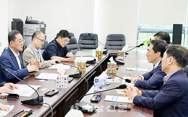 ▲명현관 군수가 지난 7월 대통령 직속 국정기획위원회와 간담회를 갖고 정부의 RE100 산단 조성, AI 에너지 신도시 등 사업 유치를 건의했다.