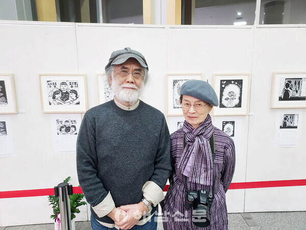 ▲전시회를 참관한 일본 문화비평가 야마구치 이즈미(왼쪽) 씨와 사업가 엔도오 쿄오코 씨.