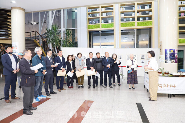 ▲지난 5일 문화예술회관 로비에서 역사판화교실 전시회 개막행사가 열렸다.