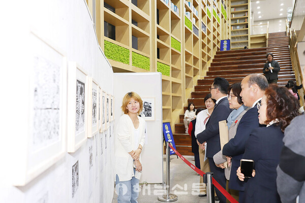 ▲전시회에서 군민 작가가 관람객들에게 본인의 작품을 설명하고 있다.
