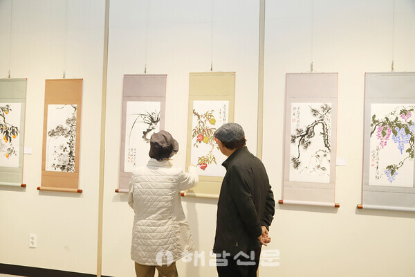 ▲제4회 땅끝묵향전이 오는 16일까지 문예회관 1층 기획전시실에서 열리고 있다.