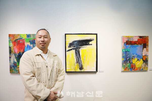 ▲정종한 작가의 첫 개인전 ‘땅끝의 색(色)다른 일상展’이 오는 22일까지 해남아트마루에서 전시된다.