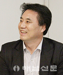 ▲박병두(오른쪽) 작가.