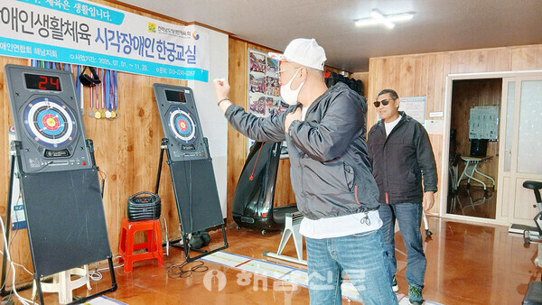 ▲특수 탁구공과 음성안내 시스템 등을 활용해 시각장애인 탁구교실과 한궁교실이 운영되고 있다.(2)