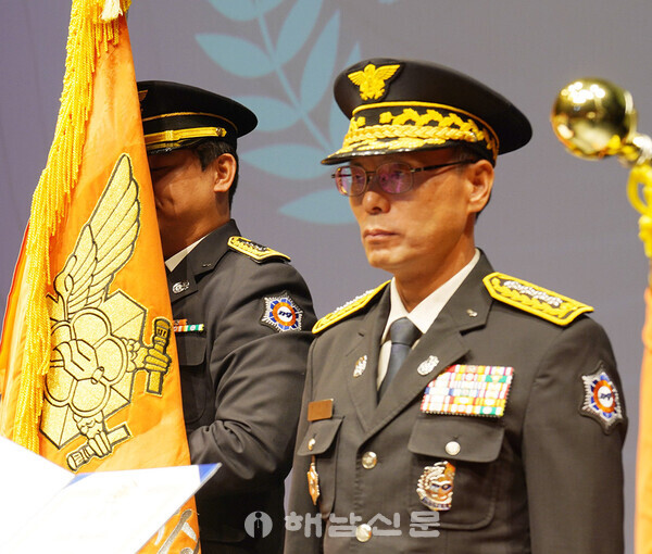 ▲박춘천(오른쪽) 서장이 ‘제63주년 소방의 날 기념식’에서 국무총리 표창을 수상했다.