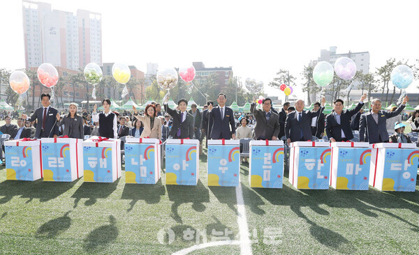 ▲지난 6일 ‘2025 해남 아우름 한마당’ 개막식에서 교육과 주민자치, 마을공동체가 함께 참여해 해남형 글로컬 교육의 의지를 다지며 퍼포먼스를 펼쳤다.