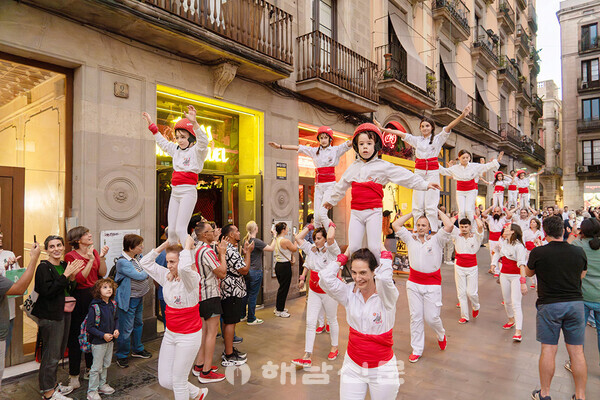 ▲인간탑을 형상화한 퍼레이드 행렬 모습.