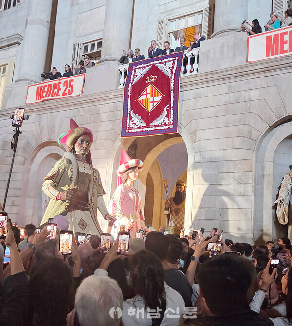 ▲바르셀로나시청 앞 광장에서 대형 인형극이 펼쳐져 시장 등 관계자들은 건물 베란다에서 관람하고 방문객들은 연신 핸드폰에 모습을 담고 있다.