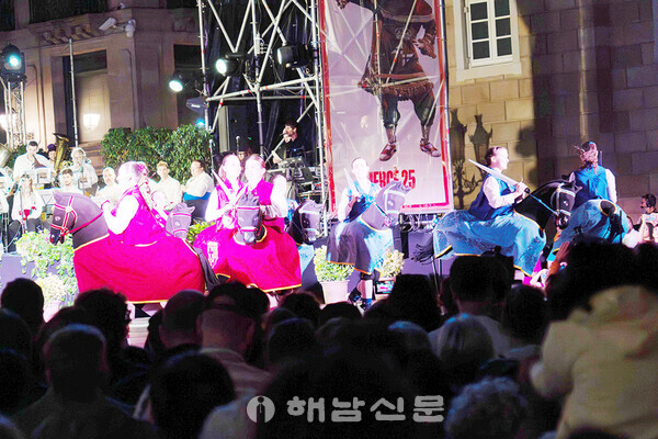 ▲주민들이 선보인 개막식 공연 모습.