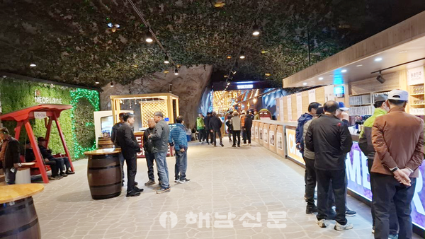 ▲해남군행정동우회 회원들이 머루와인 동굴을 시찰하고 있다.