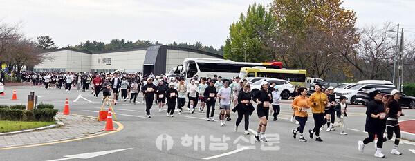 ▲땅끝 전국마라톤대회에서 5㎞ 참가자들이 우슬체육공원을 빠져나가고 있다.