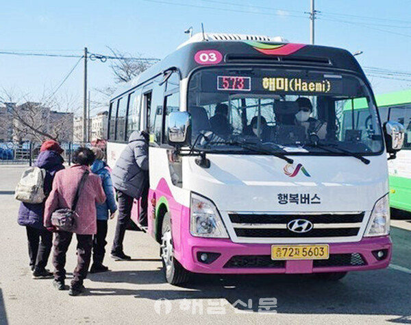 ▲서산시가 운행하고 있는 행복버스(사진=서산시 제공)