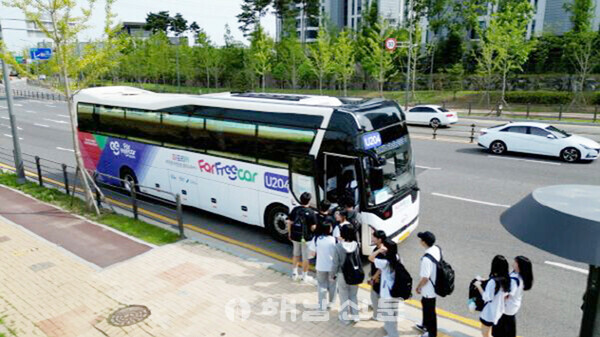 ▲파주시에서 운행하고 있는 학생 전용 통학버스 ‘파프리카’.(파주시 제공)