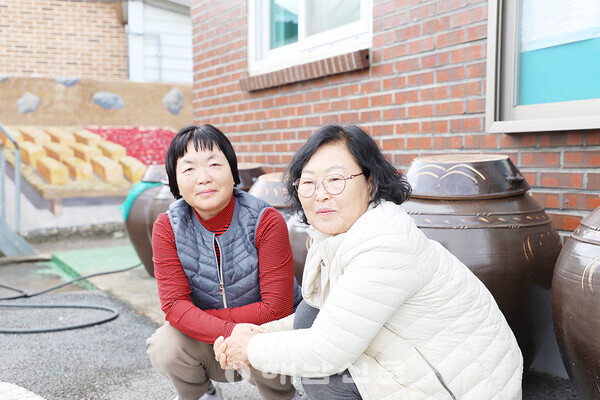 ▲메주사업을 추진하고 있는 박선연(좌측) 현 부녀회장과 정금례 전 부녀회장.