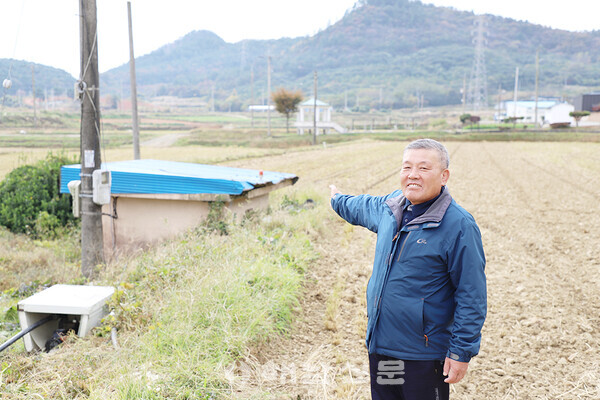 ▲천은식 이장이 마을의 자랑거리였던 큰샘 터를 가리키고 있다.