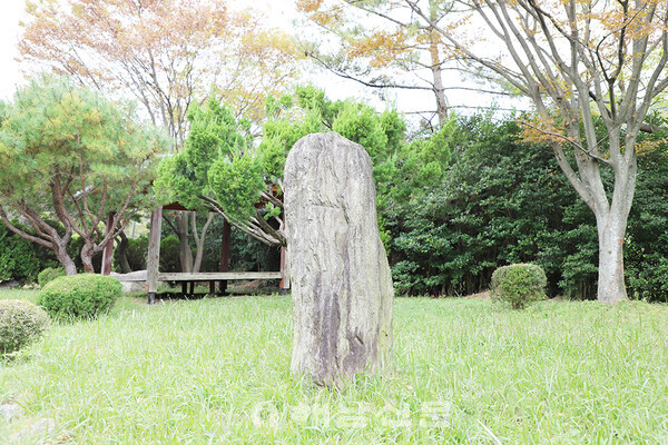 ▲마을 쉼터에 세워져 있는 미륵할아버지 바위.