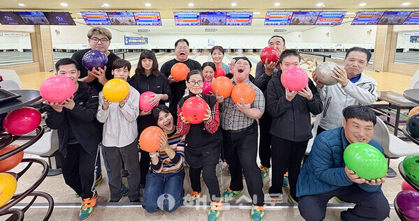 ▲시설 볼링동아리 멤버들이 해남읍 한 볼링장에서 기념사진을 촬영했다.