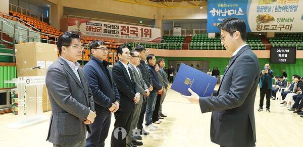 ▲윤석환 지청장이 청소년 범죄예방에 앞장선 유공자에게 표창을 수여하고 있다.